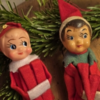 siddende-nisser-benene-oppe-filt-figuret-rodt-filt-gammel-julepynt-japansk-julenisser-